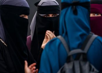 هجوم ناري من إبراهيم عيسى على المنتقبين في المدارس والمستشفيات