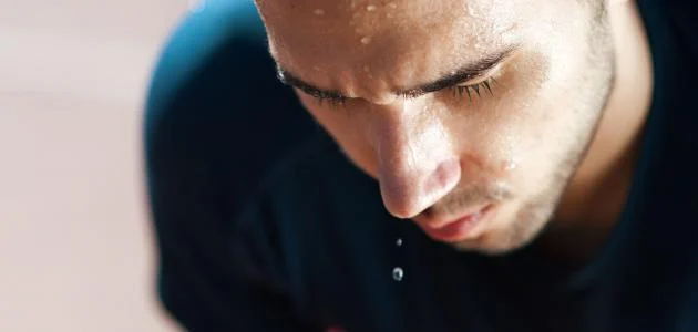 طبيب أمراض قلب يكشف أسباب التعرق الزائد على الوجه ويحذر من بداية مرض خطير 4 أسباب التعرق الزائد