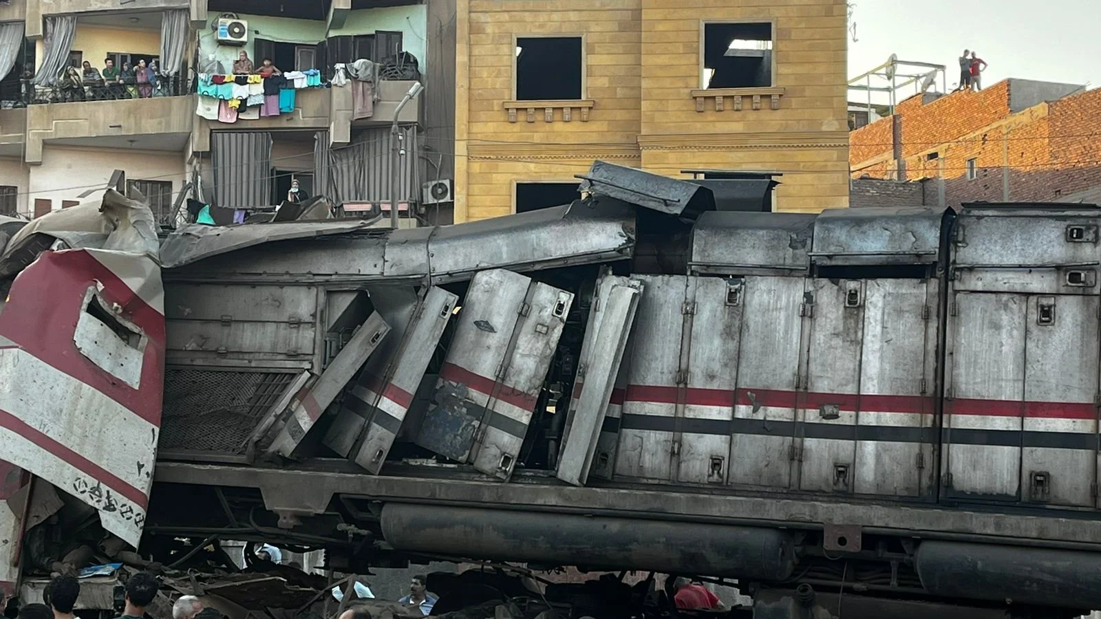 النيابة تصدر قرار بإخلاء سبيل السائقين فى حادث قطارى الزقازيق وحبس 5 من عمال برج المراقبة 4 تفاصيل حادث قطارين الزقازيق