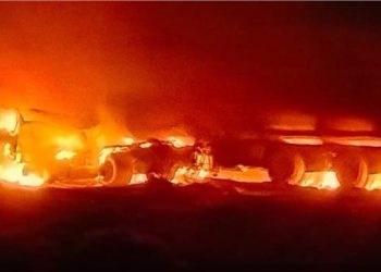 عاجل حريق مروع في الغردقة بعد تصادم سيارتين محملتين بالسولار والأسمنت