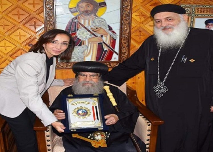 بالصور الدكتورة جاكلين عازر محافظ البحيرة تكرم نيافة الأنبا باخوميوس وتهديه درع المحافظة 1 الدكتورة جاكلين عازر