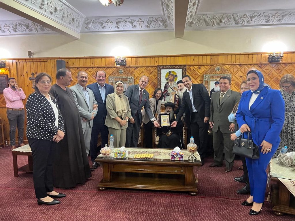بالصور الدكتورة جاكلين عازر محافظ البحيرة تكرم نيافة الأنبا باخوميوس وتهديه درع المحافظة 4 الدكتورة جاكلين عازر تكرم نيافة الأنبا باخوميوس