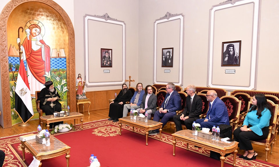 بالصور قداسة البابا تواضروس الثاني يستقبل فريق عمل مسلسل The Chosen 3 البابا تواضروس الثاني