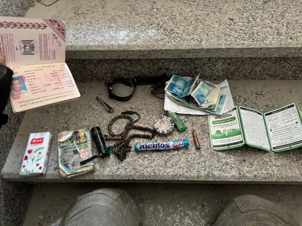 بالصور ما كان يحمله يحيى السنوار زعيم حركة حماس قبل اغتياله مقتنيات مثيرة 2 صور تكشف أسرار يحيى السنوار