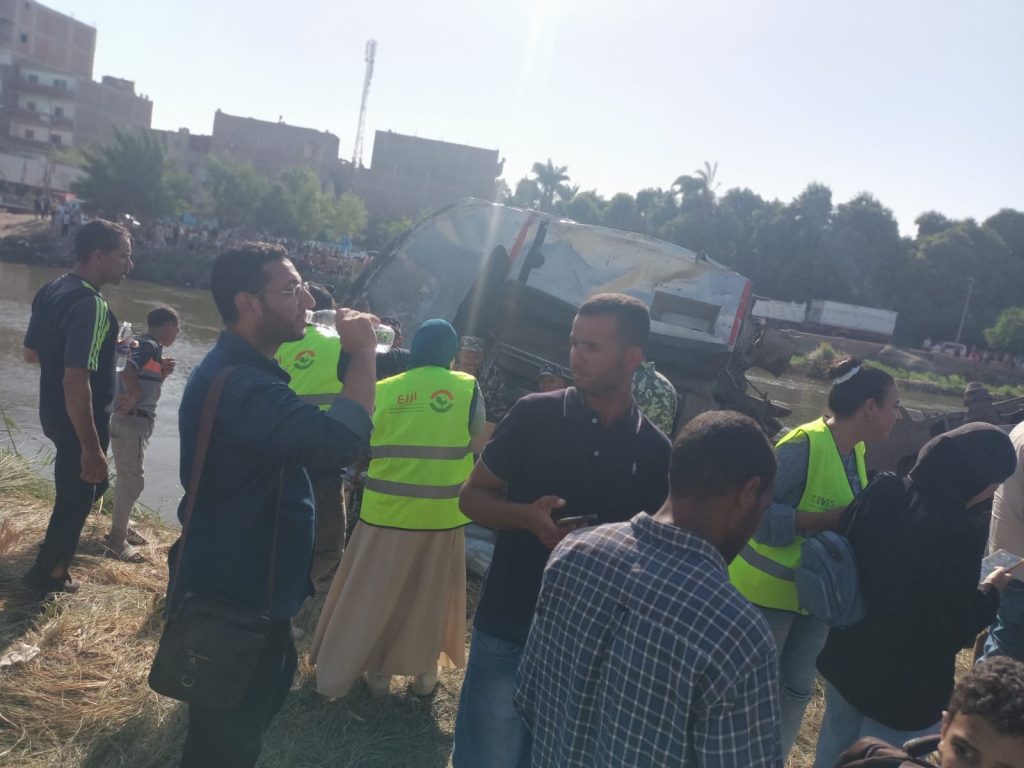 عقب حادث قطار المنيا بالصور مشاركة متطوعي وكوادر للهيئة القبطية الإنجيلية 4 حادث قطار المنيا