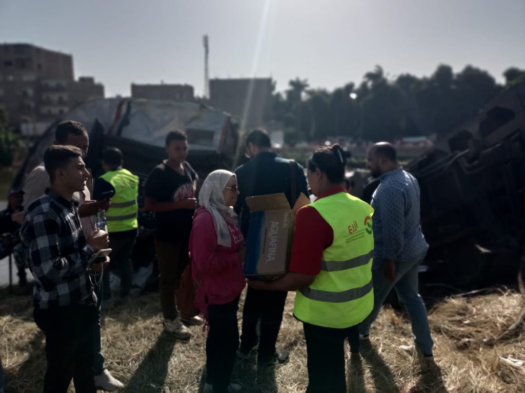 عقب حادث قطار المنيا بالصور مشاركة متطوعي وكوادر للهيئة القبطية الإنجيلية 5 حادث قطار المنيا