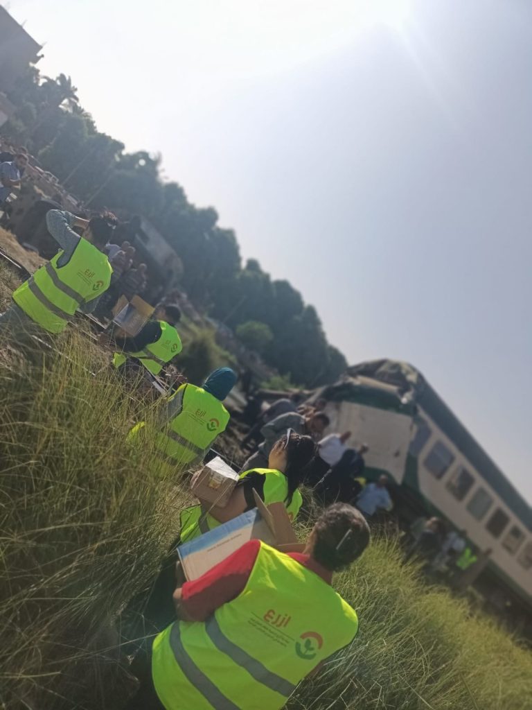 عقب حادث قطار المنيا بالصور مشاركة متطوعي وكوادر للهيئة القبطية الإنجيلية 3 حادث قطار المنيا