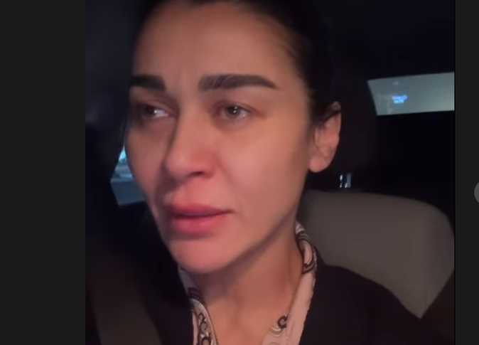 شاهد الفنانة نادين الراسي تتصدر تريند جوجل بعد هروبها من منزلها بالروب والبيجاما إيه اللي حصل 3 الفنانة نادين الراسي تهرب من منزلها بالبيجاما