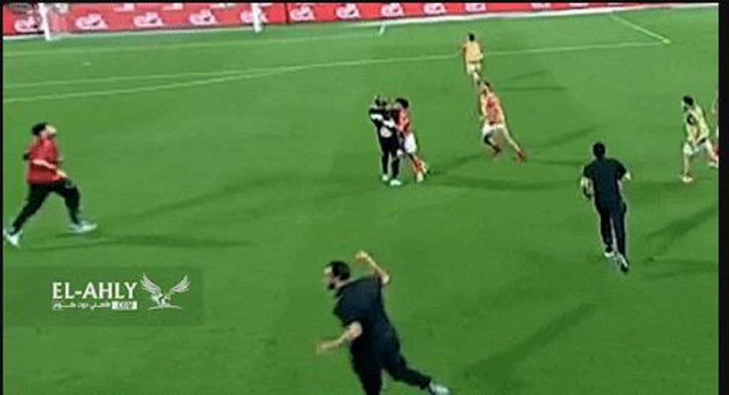 شاهد فيديو اشتباك شيكابالا مع لاعب الأهلي عقب خسارة السوبر المصري لقطة أثارت الجدل 3 اشتباك شيكابالا مع لاعبي الأهلي
