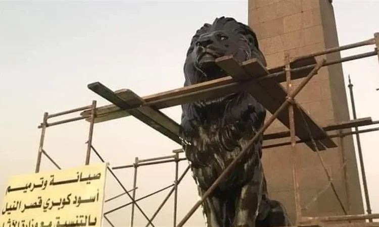 أول رد من الأعلى للآثار بشأن أسود كوبري قصر النيل عقب طلائها باللون الأسود 1 أسود كوبري قصر النيل