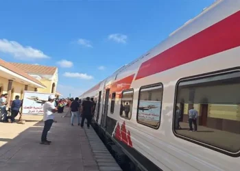 بالفيديو الصور لحظة وصول أول قطار إلى محطة بئر العبد بالعريش عقب توقف 50 سنه