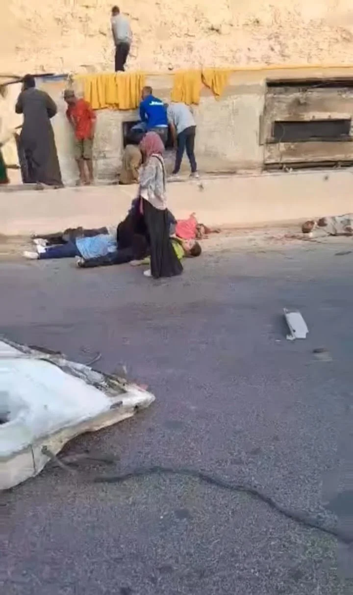 بالصور الضحايا طلاب جامعة تفاصيل واقعة انقلاب أتوبيس طريق الجلالة 8 وفيات و30 مصاب 5 حادث أتوبيس طريق الجلالة