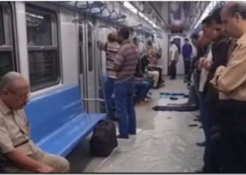 تعليق قوي من خالد منتصر على فيديو صلاة الركاب في مترو الأنفاق