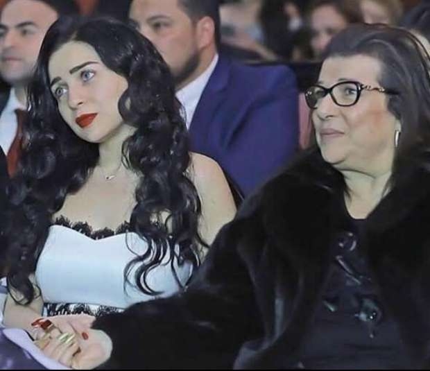من أحد كنائس شيراتون تشييع جثمان والدة مي عز الدين وتفاصيل اللحظات الأخيرة في حياتها 1 رحيل والدة مي عز الدين