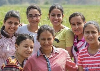 نجيب ساويرس يدعم فيلم رفعت عيني للسما شوفوا بنات الصعيد الجدعان