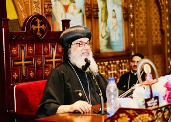 الأنبا مقار أسقف الشرقية والعاشر يتحدث عن ارتداء العروسين زيًا ملوكيًا خلال طقس الاكليل احترموا ادوار بعض