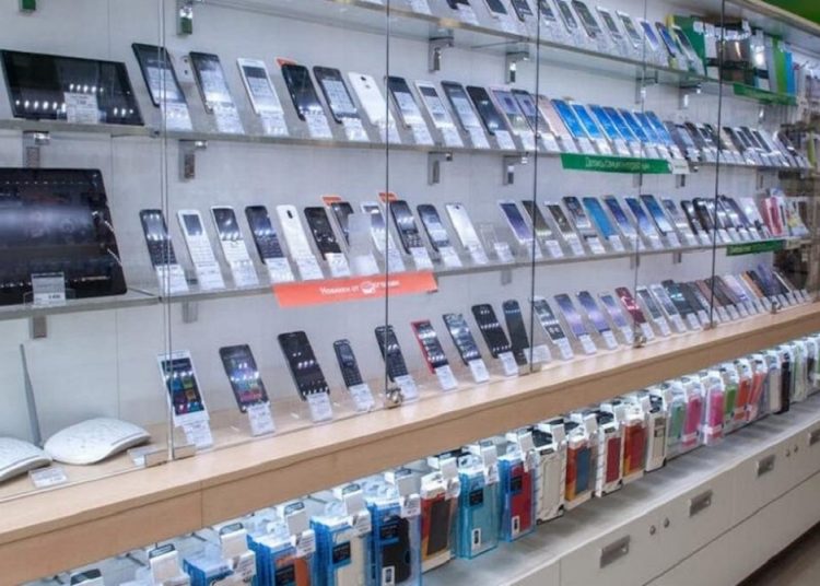 تعليمات جديدة تخص حيازة الهواتف المحمولة الواردة من الخارج غرامة وحبس للمخالفين 1 2018 4 8 10 47 37 884 426