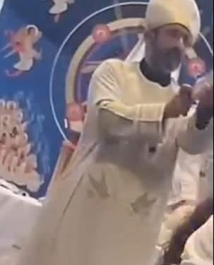 بالفيديو تصرف بريء من كاهن يثير الجدل علي الفيس يرش الحضور بماء البركة من خلال مسدس لعبة 2 كاهن يقوم برش الحضور بماء البركة بمسدس لعبة