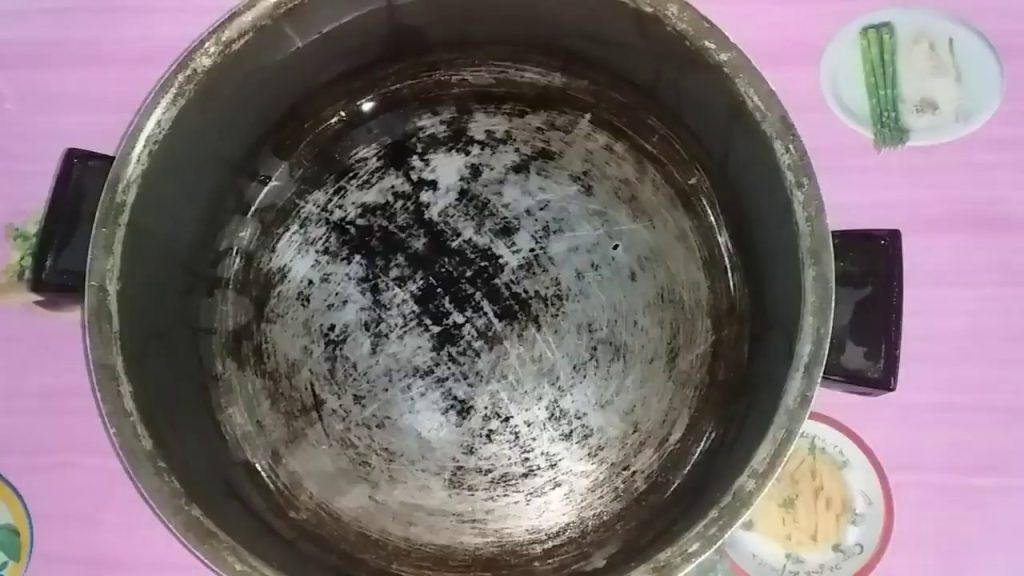 مخاطر الحلل التيفال طبيبة تكشف مفاجأة يجب أن تقفي عن الطبخ فيها 3 مخاطر الحلل التيفال