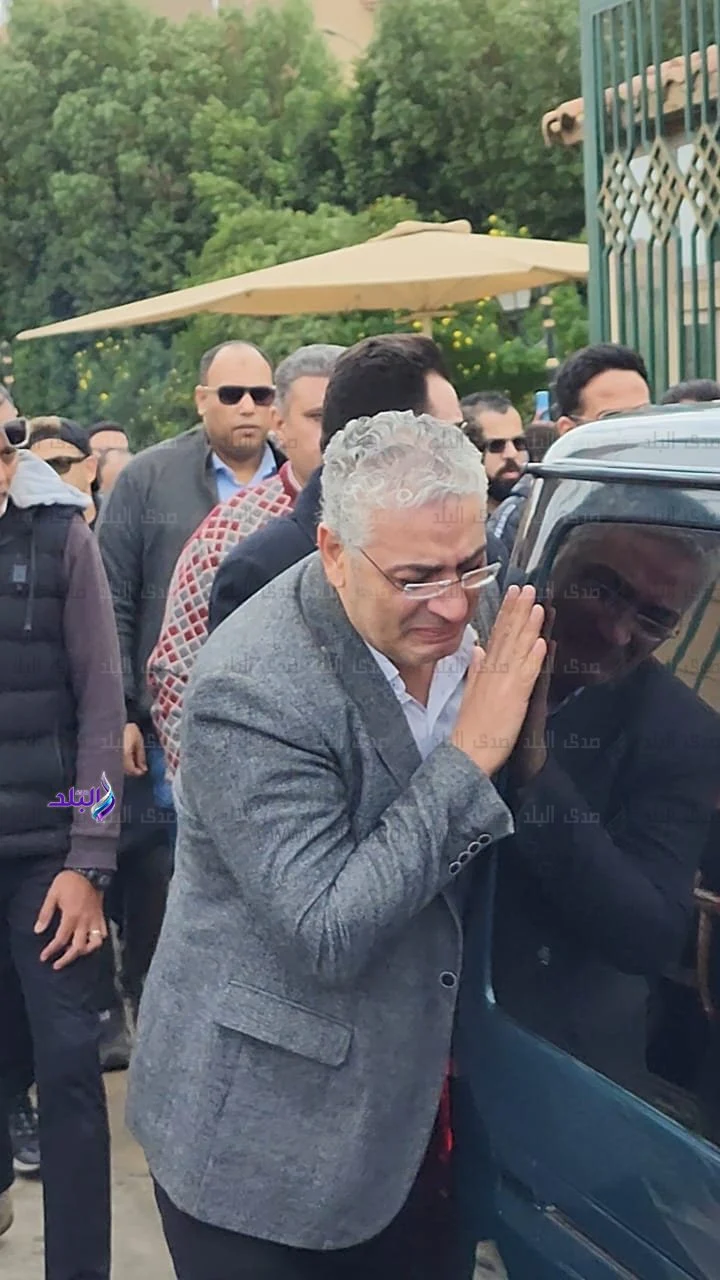 بالصور جنازة الملحن محمد رحيم و انهيار أسرته والفنان حميد الشاعري 3 جنازة الملحن محمد رحيم