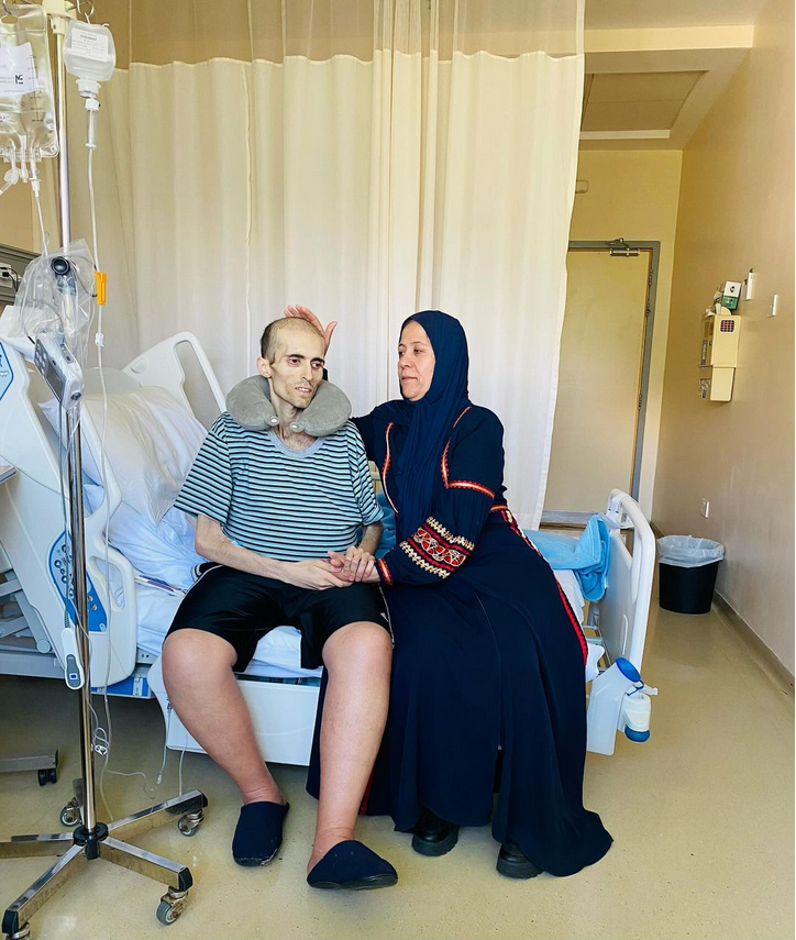 بالصور ملك جمال الأردن أيمن العلي على فراش المرض حالة من الذعر تزعج قلوب محبيه ادعوله بالشفاء 2 ملك جمال الأردن على فراش المرض مع والدته