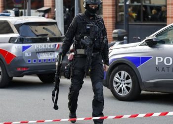 تفاصيل احتجاز مالك مطعم الزبائن في باريس والشرطة الفرنسية تقطع الغاز عن المنطقة وتفرض طوق أمني 10 احتجاز مالك مطعم الزبائن في باريس