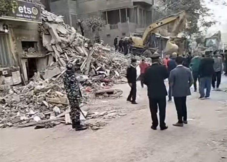 اول صور لانهيار عقار العباسية وانباء عن مصابين وقرار عاجل من محافظ القاهرة بشان المتضررين 1 2018 4 8 10 47 37 884 281