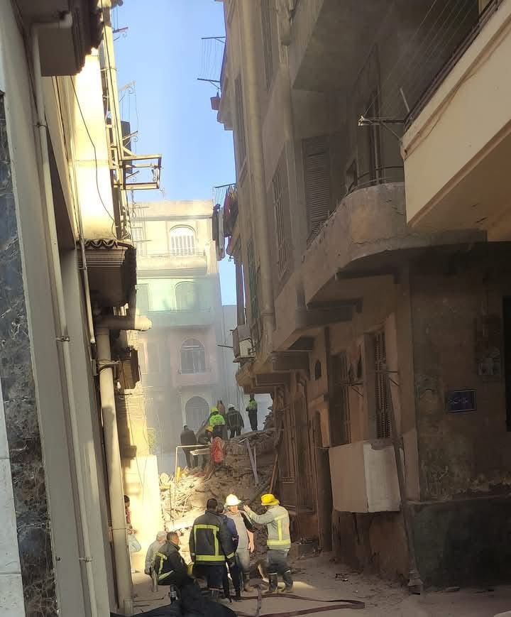اول صور لانهيار عقار العباسية وانباء عن مصابين وقرار عاجل من محافظ القاهرة بشان المتضررين 3 انهيار عقار العباسية