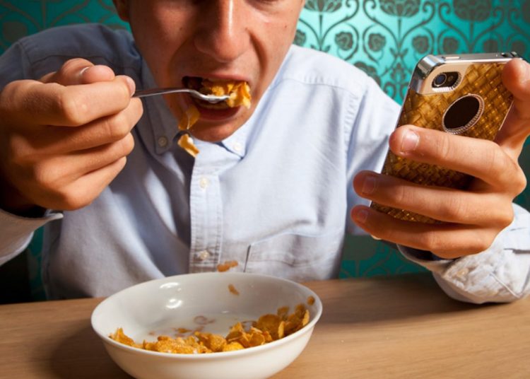 أستاذ بطب عين شمس يحذر الأكل هينزل في الرئة من هذا التصرف 1 مخاطر الهاتف المحمول أثناء الأكل