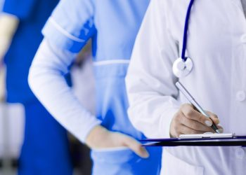 أستاذ طب وقائي يحذر أصحاب الأمراض المزمنة عن أكثر الأطعمة خطورة عليهم