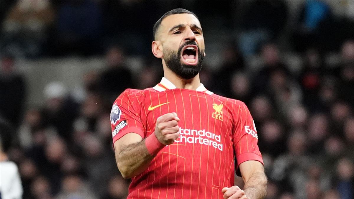 محمد صلاح يحتفل بالكريسماس ويهنئ متابعيه بعيد الميلاد بالبيجاما والشجرة 4 2018 4 8 10 47 37 884 733