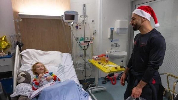 بالصور بملابس بابا نويل محمد صلاح يزور مستشفى للأطفال في ليفربول 3 محمد صلاح