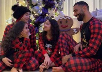 محمد صلاح يحتفل بالكريسماس ويهنئ متابعيه بعيد الميلاد بالبيجاما والشجرة