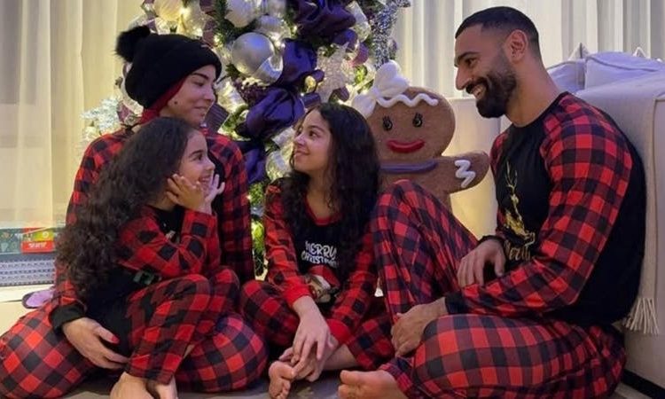 محمد صلاح يحتفل بالكريسماس ويهنئ متابعيه بعيد الميلاد بالبيجاما والشجرة 1 382714132 197903056699291 6695749482053480364 n 49