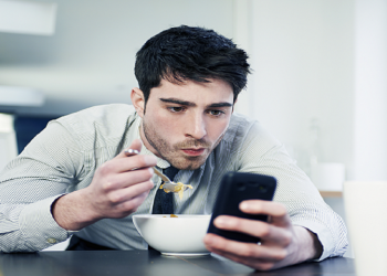 مخاطر الهاتف المحمول أثناء الأكل احذر تسبب أعراض خطيرة تصيبك