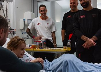 بالصور بملابس بابا نويل محمد صلاح يزور مستشفى للأطفال في ليفربول
