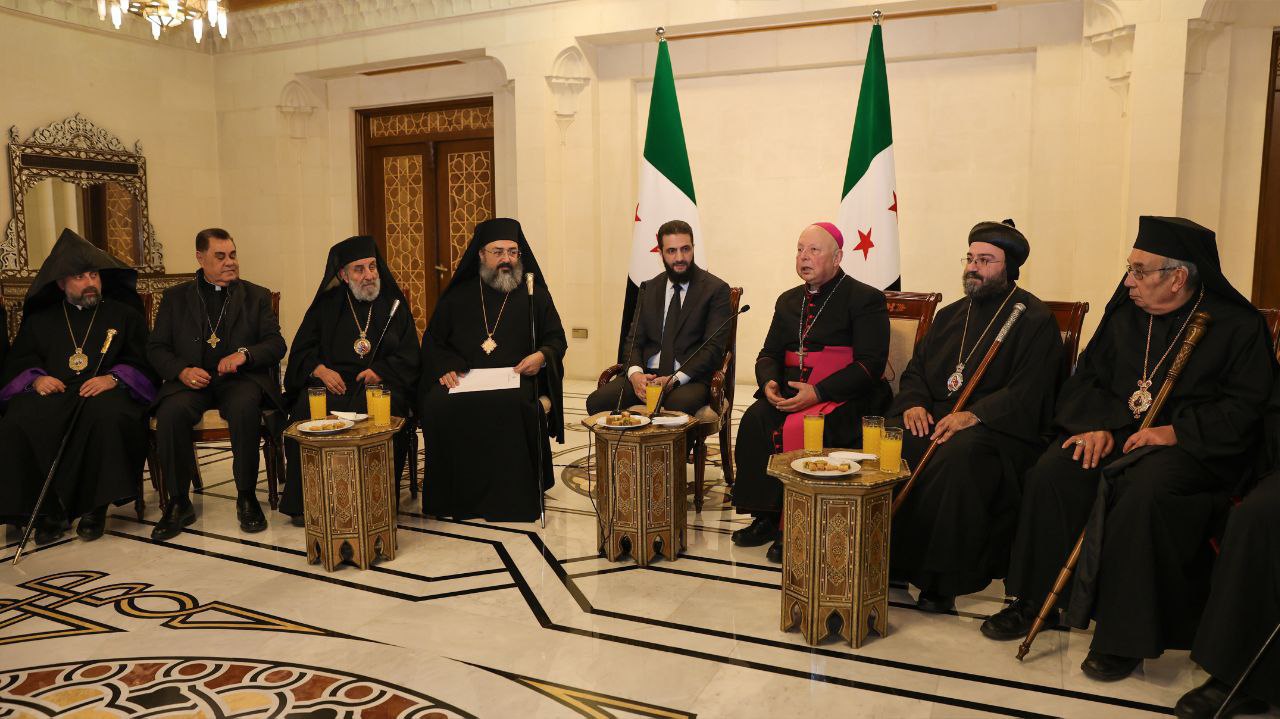 بالصور بمناسبة أعياد الميلاد أحمد الشرع يلتقي مع وفد من الطائفة المسيحية في مدينة دمشق 3 تصريحات أحمد الشرع