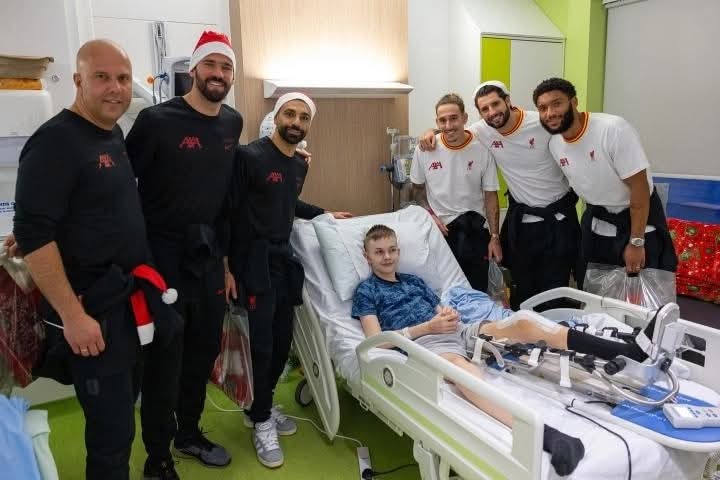 بالصور بملابس بابا نويل محمد صلاح يزور مستشفى للأطفال في ليفربول 4 download 25