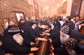 بالصور البابا تواضروس يطيب جسد القديس يحنس كاما في دير السيدة العذراء بوادي النطرون 4 مشاركة الآباء الأساقفة مع البابا تواضروس