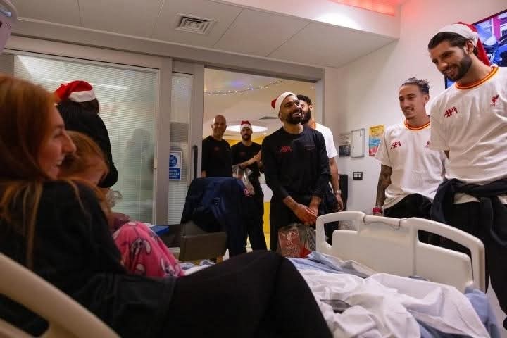 بالصور بملابس بابا نويل محمد صلاح يزور مستشفى للأطفال في ليفربول 2 محمد صلاح يواصل تألقه