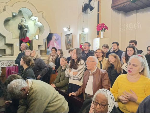 بالصور قداس عيد الميلاد من كنيسة الفرنسيسكان بالأقصر بمشاركة سائحون من جنسيات مختلفة 3 المغارة في كنيسة المهد 15