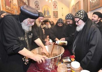 بالصور البابا تواضروس يطيب جسد القديس يحنس كاما في دير السيدة العذراء بوادي النطرون