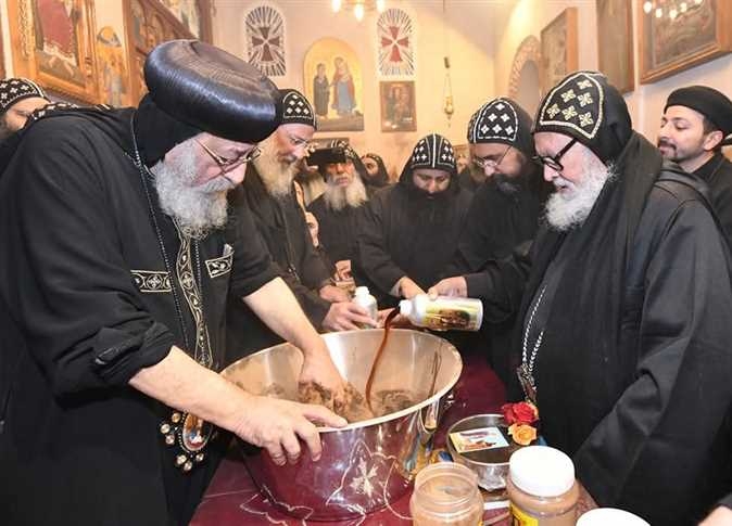 بالصور البابا تواضروس يطيب جسد القديس يحنس كاما في دير السيدة العذراء بوادي النطرون 1 المغارة في كنيسة المهد 21