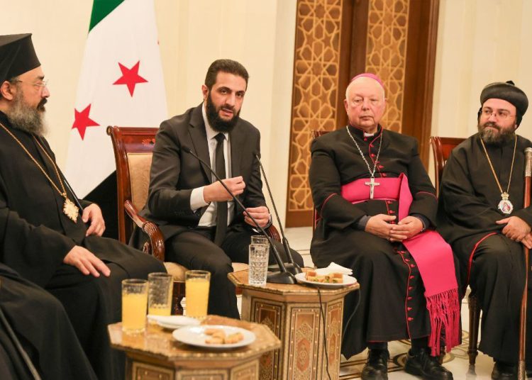 بالصور بمناسبة أعياد الميلاد أحمد الشرع يلتقي مع وفد من الطائفة المسيحية في مدينة دمشق 1 المغارة في كنيسة المهد 31