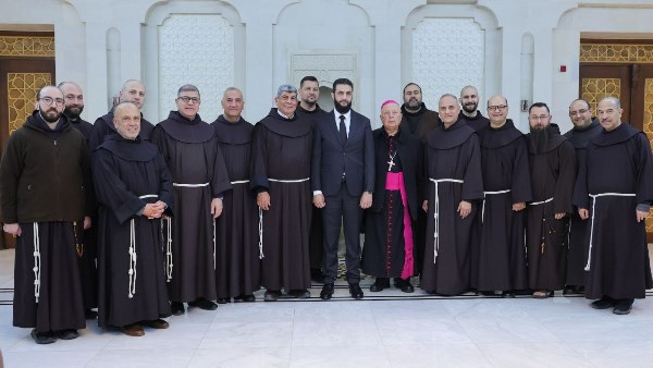 بالصور بمناسبة أعياد الميلاد أحمد الشرع يلتقي مع وفد من الطائفة المسيحية في مدينة دمشق 4 13615224971724176761