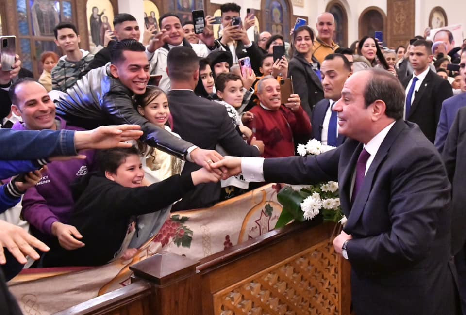 شاهد ما فعله الرئيس السيسي مع الأقباط بكاتدرائية ميلاد المسيح في ليلة عيد الميلاد 2 الرئيس السيسي يصافح الأقباط