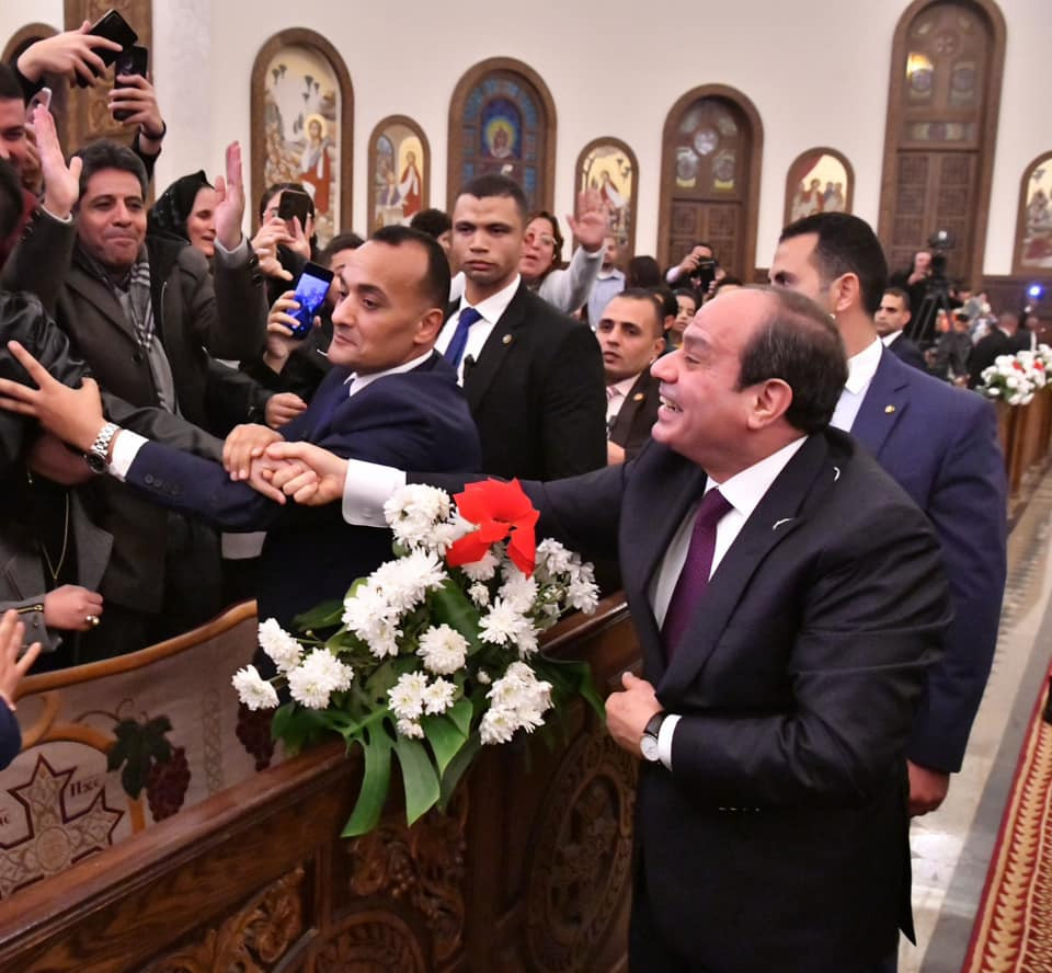 شاهد ما فعله الرئيس السيسي مع الأقباط بكاتدرائية ميلاد المسيح في ليلة عيد الميلاد 3 الرئيس السيسي يصافح الأقباط