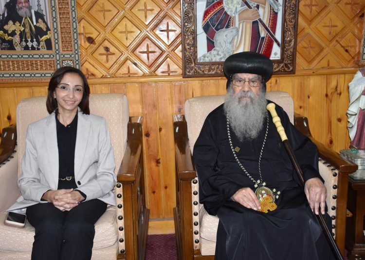 بالصور الدكتورة جاكلين عازر محافظ البحيرة تهنئ الأنبا باخوميوس بالعيد وتطمئن على صحته 1 2018 4 8 10 47 37 884 218