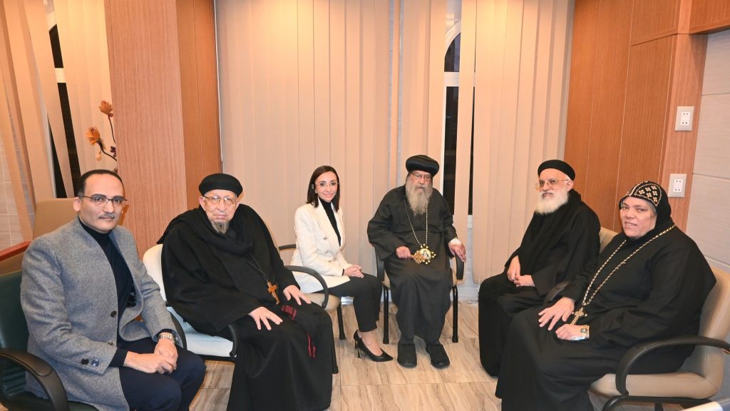 بالصور الدكتورة جاكلين عازر محافظ البحيرة تهنئ الأنبا باخوميوس بالعيد وتطمئن على صحته 3 الدكتورة جاكلين عازر تهنئ الأنبا باخوميوس