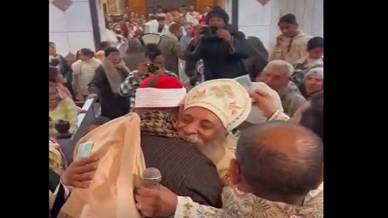 فيديو متداول لشاب خليجي يثير الغضب خلال لقائه صاحب محل مسيحي بمصر يكفر المسيحيين ويرفض تهنئة رأس السنة 5 شيخ يقوم بتوزيع العيدية على الأطفال المسيحيين